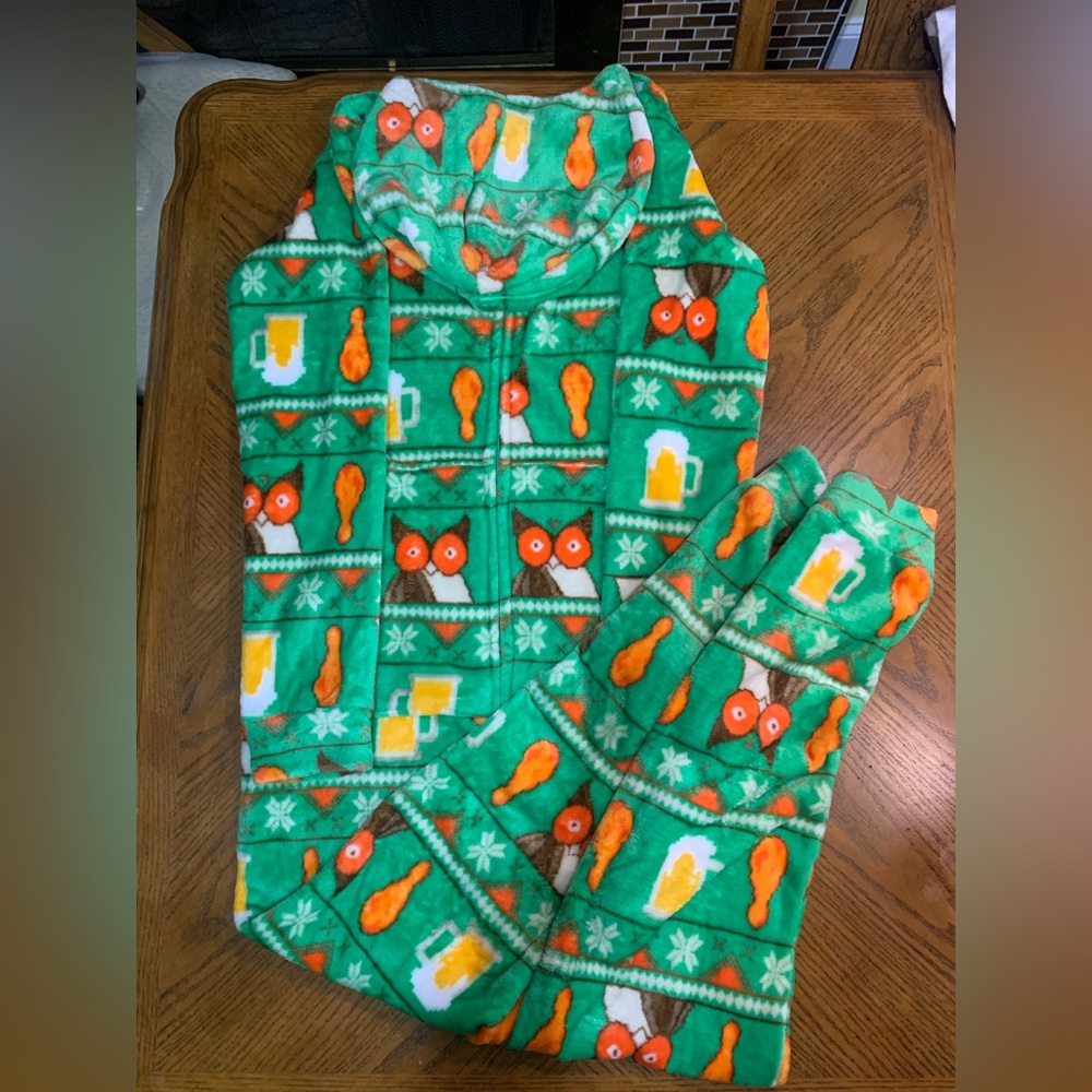 Hooters Holiday Onesie Pajama Unisex Medium, Festive Wings, Beer, Hooters Owl